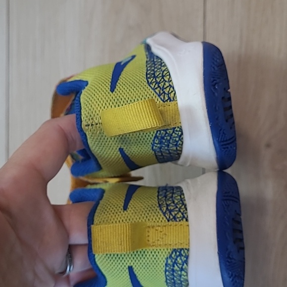 Nike Kids Kyrie Flytraps Sneakers in Yellow and Blue 10.5 C - Picture 5 of 10